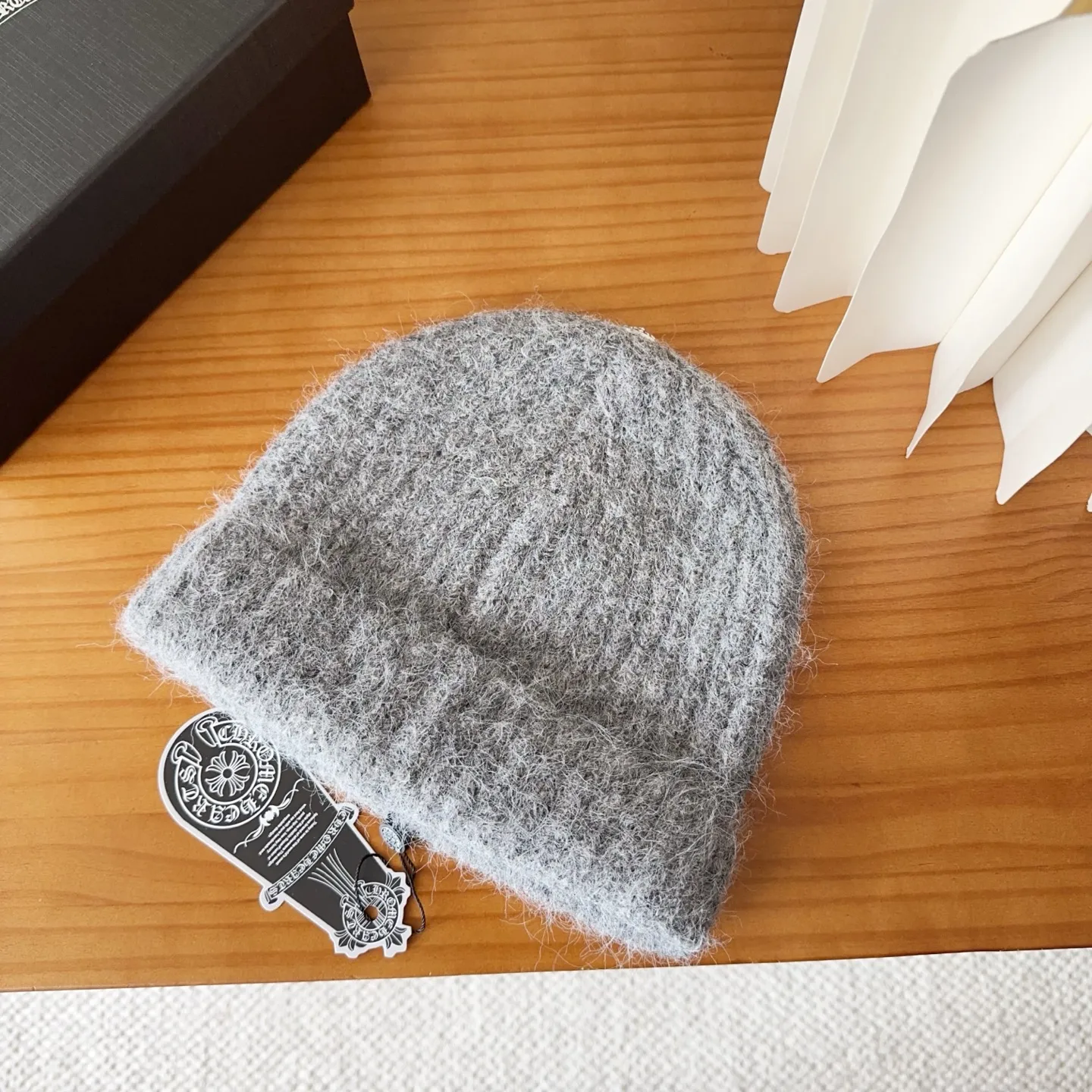 💰56 Crow Heart Autumn and Winter Wool Knitted Beanie This must be a favorite of minimalism. It is clean, neat, fashionable and versatile, and will definitely not be picky about your face shape! A fashionable classic that lasts forever! Fashionable black and white can be purchased together!